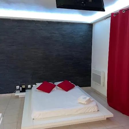 Romantique Avec Jacuzzi/balneo A Evry アパート Courcouronnes